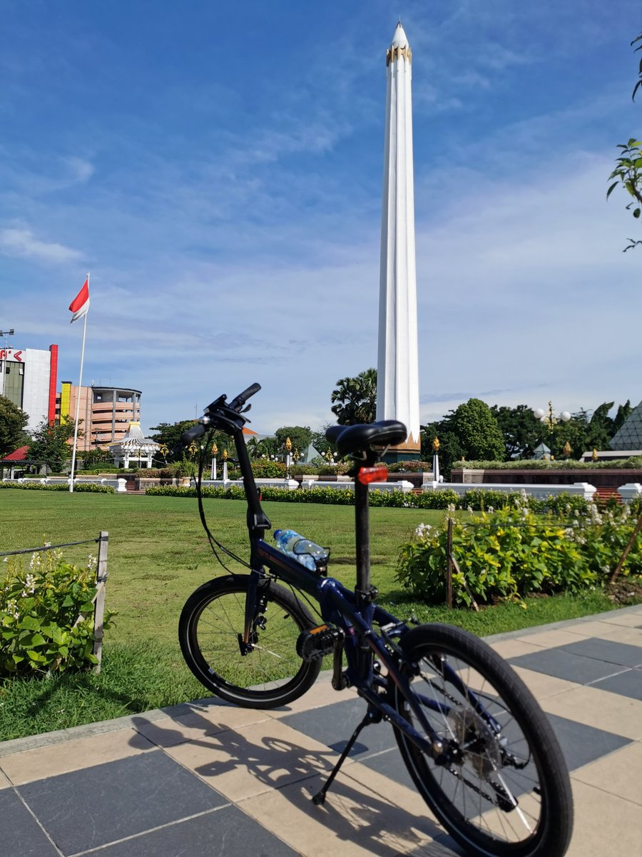 Nyepeda mnyusuri @Surabaya  seputaran Tugu Pahlawan, Tunjungan, Grahadi, Basuki Rahmat, Darmo. Lajur khusus #sepeda layak diapresiasi, biarpun nasibnya persis dg <a href="/DKIJakarta/">Pemprov DKI Jakarta</a>: rute yg trbatas dn kerap diserobot mobil/motor. #sepedalipat #foldingbike #cycling #cyclist #suroboyo