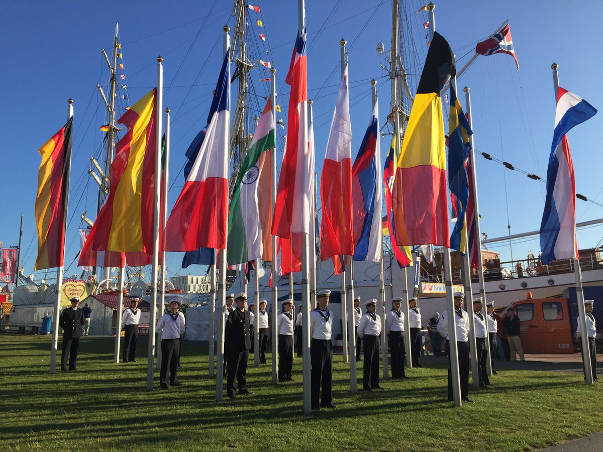 sailbhv's tweet photo. #20guteGründe, warum ihr #UNBEDINGT zur #SAIL2020 nach @bremerhaven_de kommen solltet:  #8 weil bei uns die ganze #Welt zu #Gast ist. #norddeutschland 🌍 #bremerhaven #bremen #sailbremerhaven #festival https://t.co/DohSjH63kw