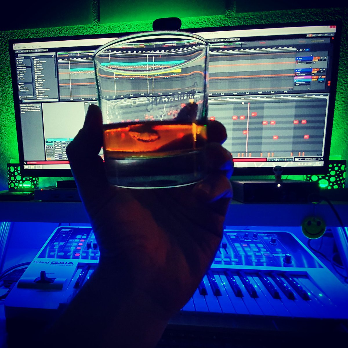 michaeloakmusic's tweet photo. Late night in studio detailing another track of my upcomig album "On Body and Soul" and enjoying the ride with the best whiskey in the world 😉 
#Trance #TranceFamily #progressive #114bpm #melodic #newsingle #holdingthelight #mymoment #musicproducer #whiskey #jameson https://t.co/CpziWOhBTX
