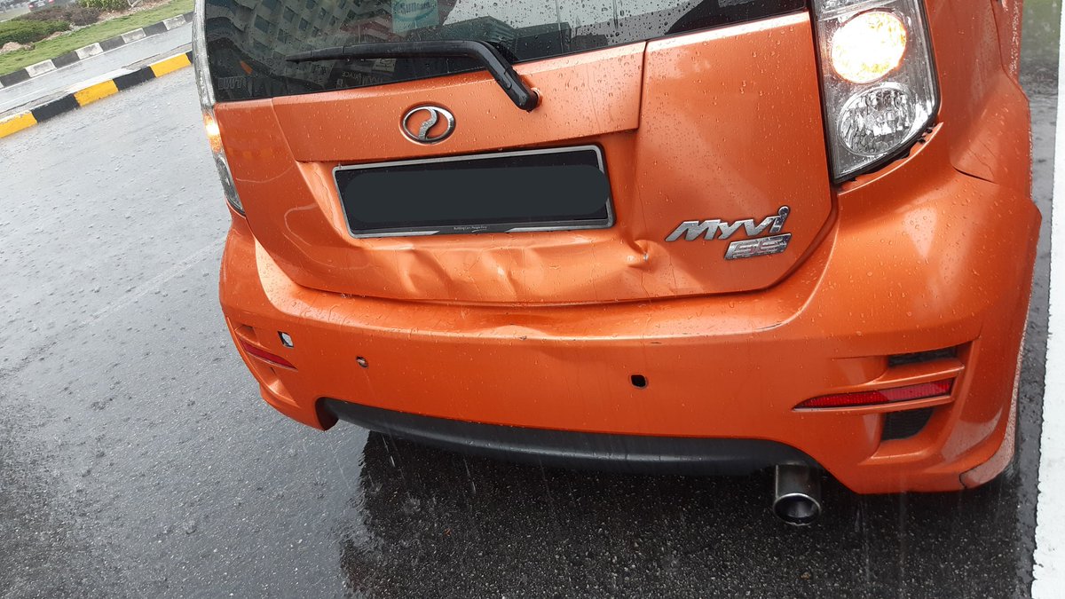 duduk di bumper kereta Jeremy Griffin