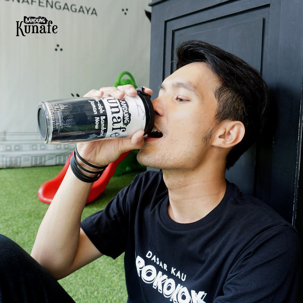 bandungkunafe's tweet photo. Yang #kerenpisaneuy mah nih atuh, punya tumbler sendiri. kita lebih hemat, bumi selamat, yakan?
.
.
.
Jangan lupa, minumnya sambil duduk, pake tangan kanan, juga baca bismillah dulu ya 😁👍
.
.
.
💰Tumbler Kunafe: 50K
💰Borokokok T-Shirt: 100K https://t.co/qZEkn8lJEJ