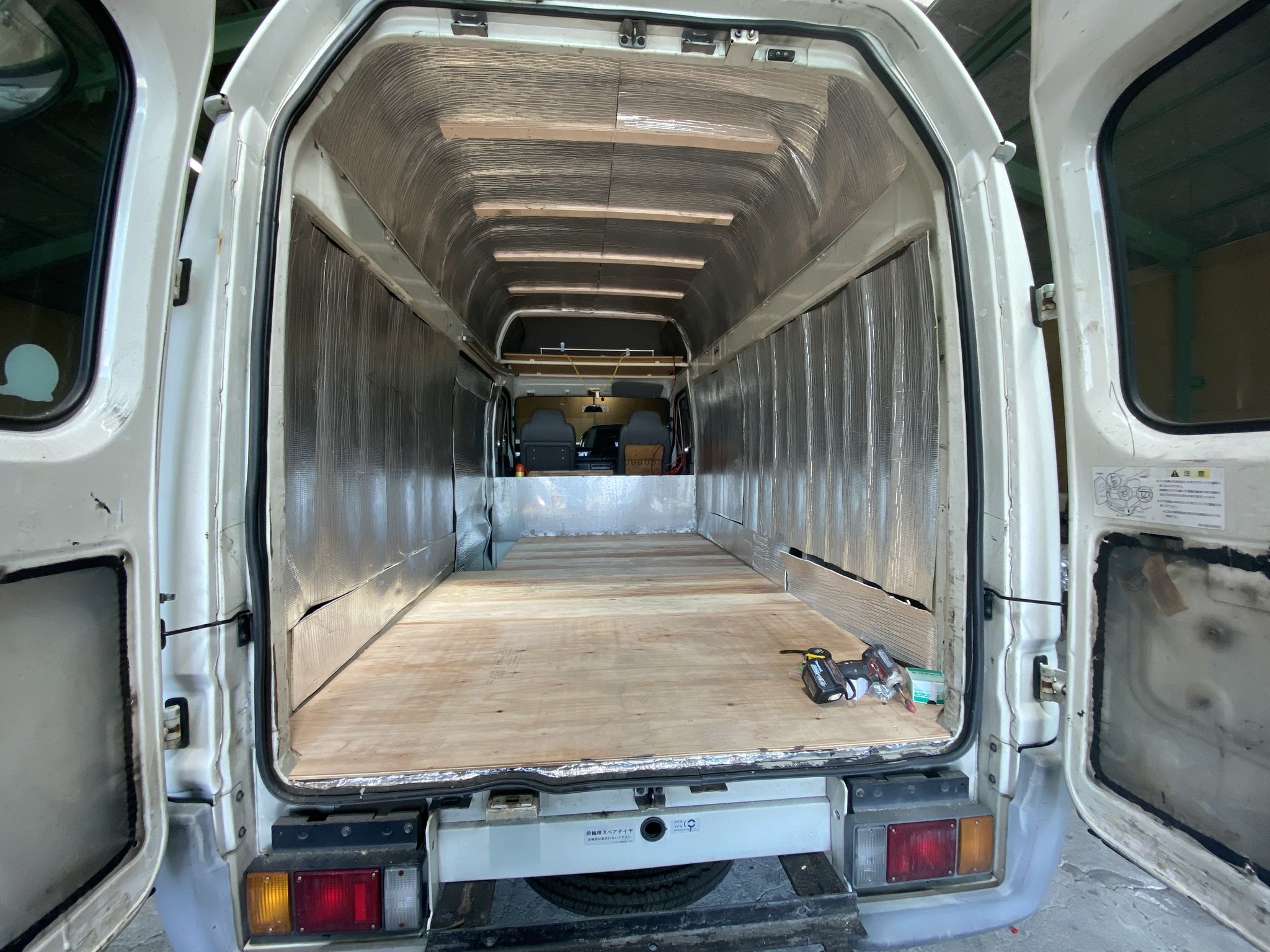 Diy 野生の大工 リアルバンライフ ふかし壁施工 左右の壁を上に合わせて平らに下地 照明も仮につけてみていい感じやな ふかし壁 バン エルフut バンライフ Diy 流離大工 全国どこでも依頼受付中 T Co 7ve3kqlv4e Twitter