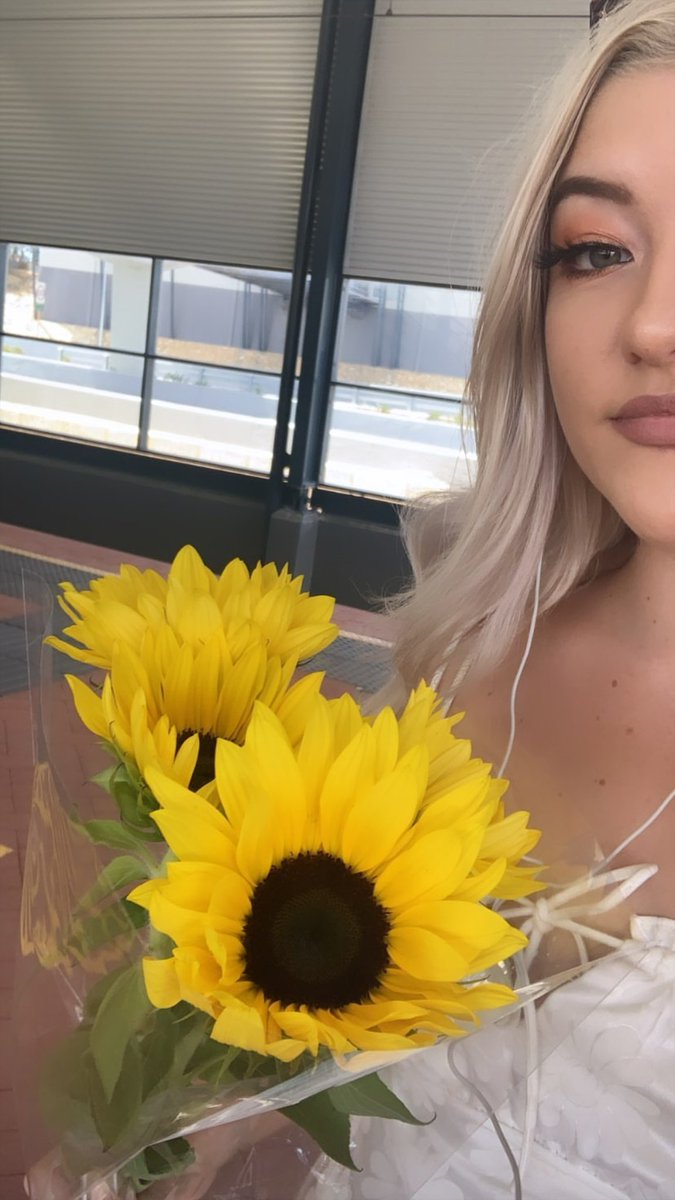 modelamy1's tweet image. 🌻🌻🌻