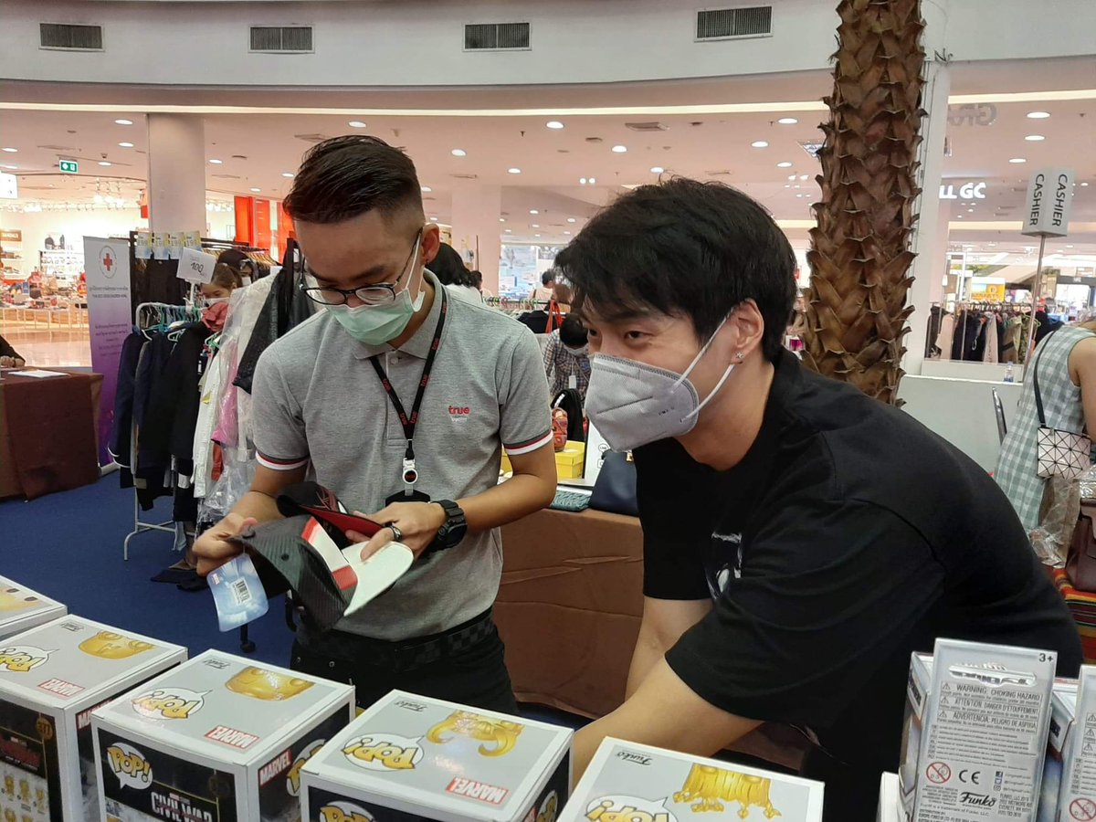 NaYouNa_family's tweet photo. บูธชั้นG เดอะมอลล์บางแค รถไฟฟ้าถึงเด้อ ไปตำกันได้ เสื้อ หมวก กระเป๋า อีกเพี๊ยบ #พ่อค้าหล่อบอกต่อด้วย #NaThanaboon #MajorStore https://t.co/Z9RWSqiBD9