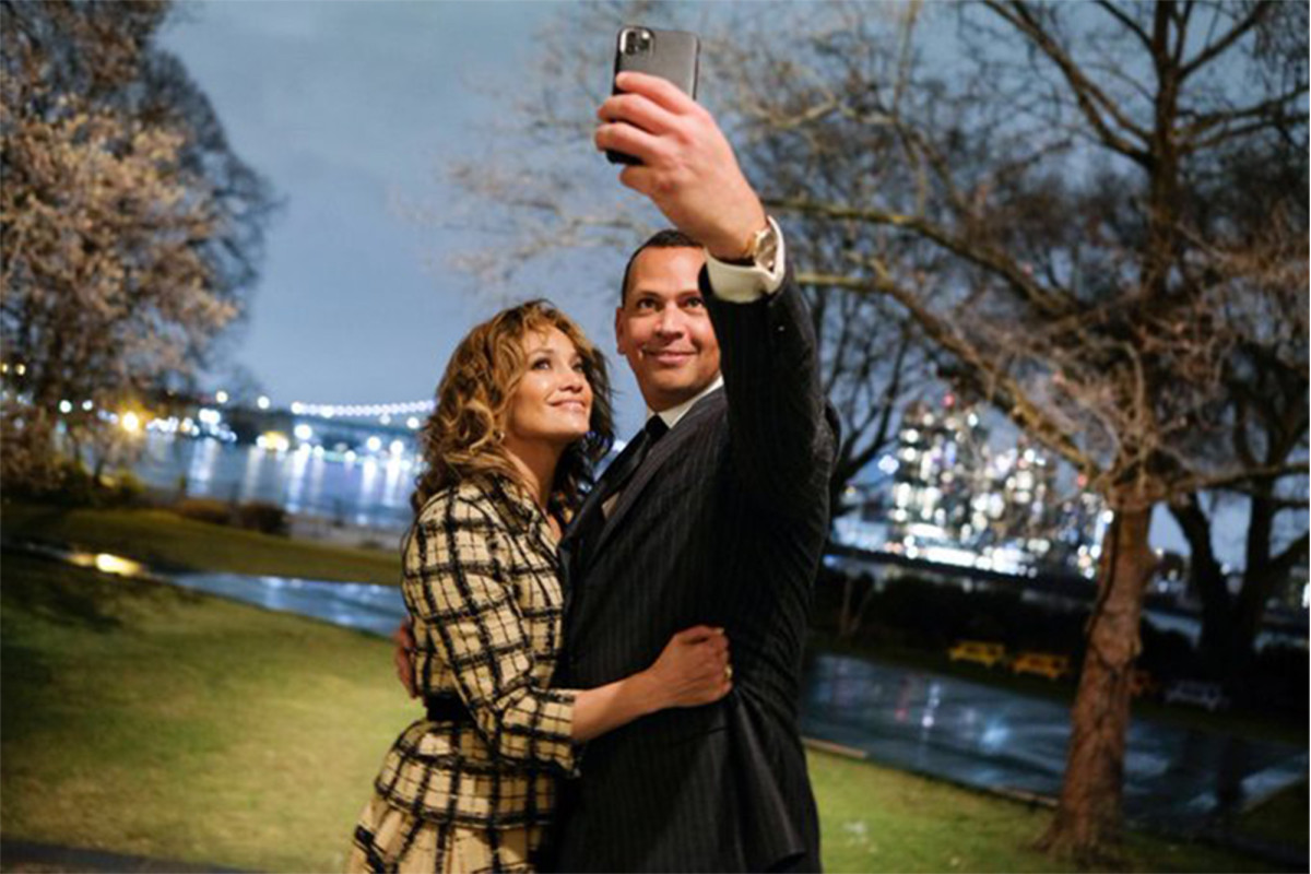 GoCeeps's tweet photo. Jennifer Lopez and Alex Rodriguez meet de Blasio family over drinks https://t.co/tmpFGDLXKi... https://t.co/LyGLbtUxRU