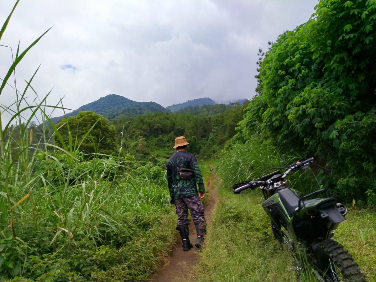 ProFauna's tweet image. Musim hujan tidak menghalagi Ranger PROFAUNA untuk melakukan patroli hutan. Semangat dan maju! #RangerProfauna #LindungiHutan #Profauna