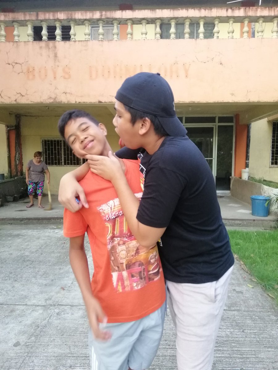 vnchrv's tweet photo. Earlier today, I received a text from my mom that my brother, Rj's diagnostic test revealed a mass on his distal femur. The doctor said it was a tumor and he suspects that Rj has leukemia. He's now subject for further diagnostic testing. We need prayers guys. :(((( https://t.co/eFWbUCMXyA