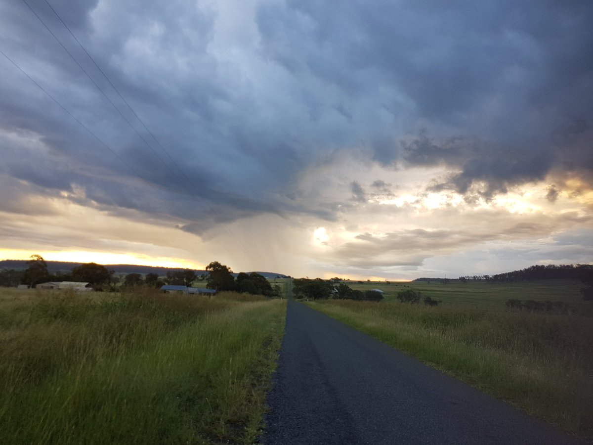 jarbullett's tweet photo. Dramatic rain cloud raining over Greenmount, Queensland south of Toowoomba #rain #Weathercloud #weather #Australia #droughtbreaker https://t.co/oc10Ojg3xL
