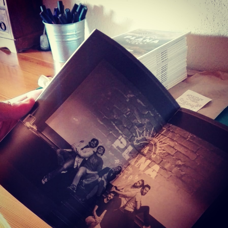 laplanarecords's tweet photo. Arribem a dissabte amb aquesta preciositat d'edició limitada a les mans! Una vintena d'exemplars numerats a mà que recullen la gestació del projecte, anècdotes, fotos i còmics-trol.

#laplanarecords #posadaapunt #recompenses #verkami #osona #diarideviatgeLPR #comicstrol https://t.co/hFaVCH6gtU
