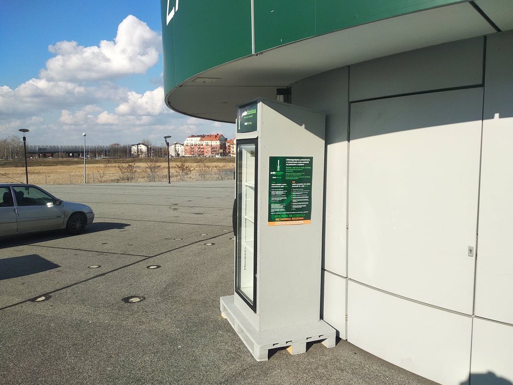 Foodsharing_Wro's tweet photo. Wraca Jadłodzielnia @StadionWroclaw  już można korzystać! Zapraszamy! Przy kiosku kasowym od Królewieckiej 
#foodsharing #foodwaste #niemarnujemy https://t.co/QkCTfS7uHl
