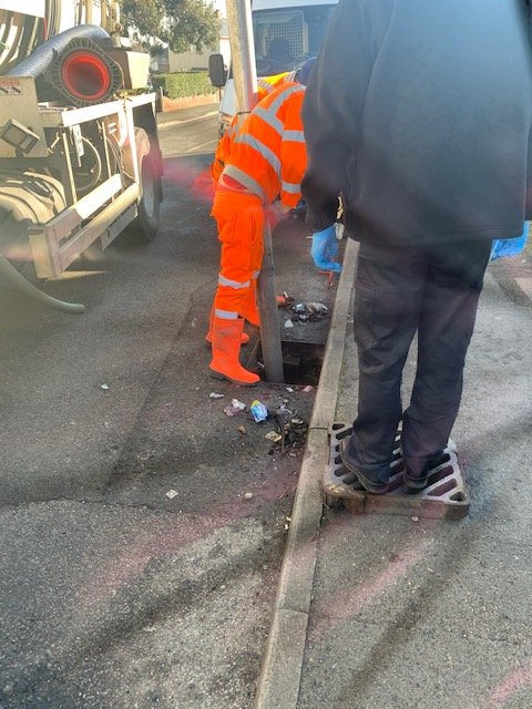 SYPFORTIFY_DON's tweet photo. Great teamwork between officers from Op Fortify @SYPDoncaster @SYPOperations. 2 reports of robberies in #mexborough. Suspect arrested by Firearms cops,victims supported by LPT and the knife found in a drain by us and luckily for us,passing council staff. @syptweet @SYPShaunMorley https://t.co/yWYED4kkUa