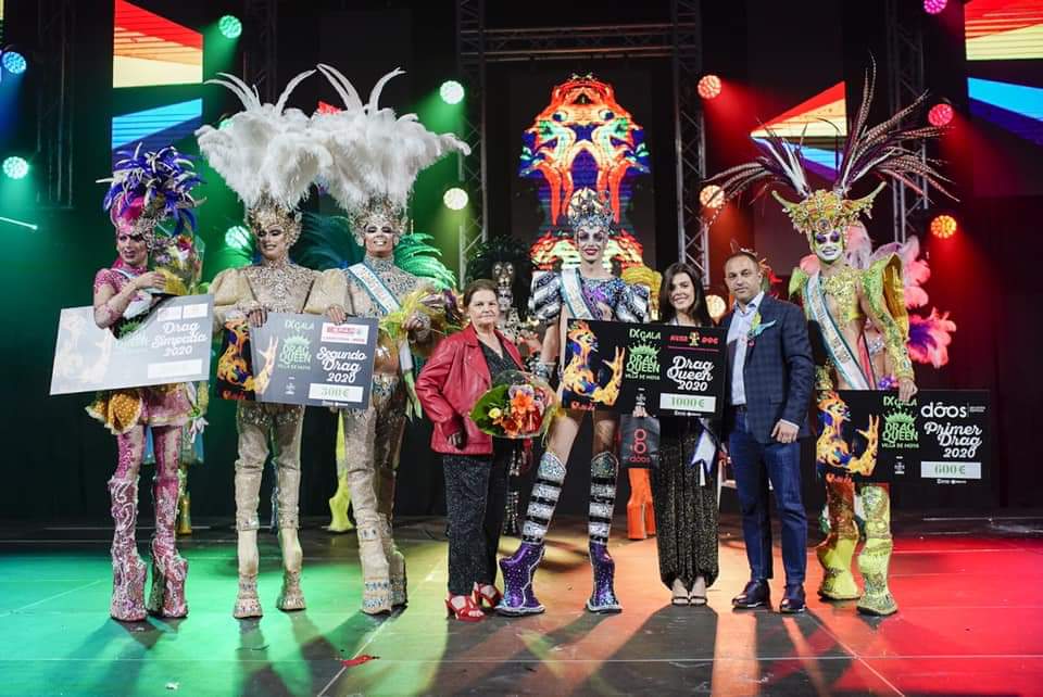 EvenActivMoya's tweet photo. La Villa de Moya coronó en la noche de este viernes a Drag Shiky como Drag Queen del Carnaval 2020, con el espectáculo ‘Bienvenido a 1939… ¡Chacha, si estamos en el siglo XXI!’, diseñado por David Batista y Nieves Falcón, en una magnífica gala que reunió a un diez candidatos https://t.co/4Rq6tKSS0c
