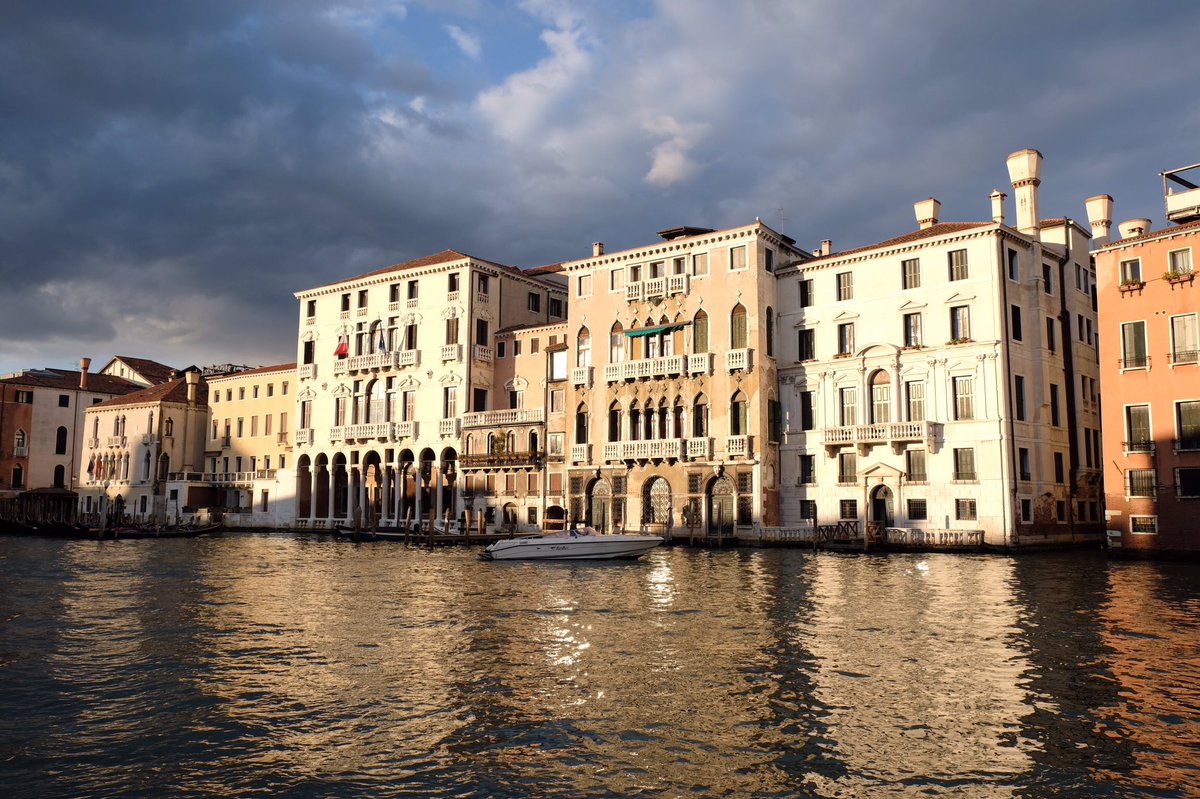 teatrolafenice's tweet photo. ⛅️ «L’ansia non ci sottrae il dolore di domani, ma ci priva della felicità di oggi» (Charles H. Spurgeon). Buon sabato, amici! ⛅️

#7marzo https://t.co/U3DryOUo1Y