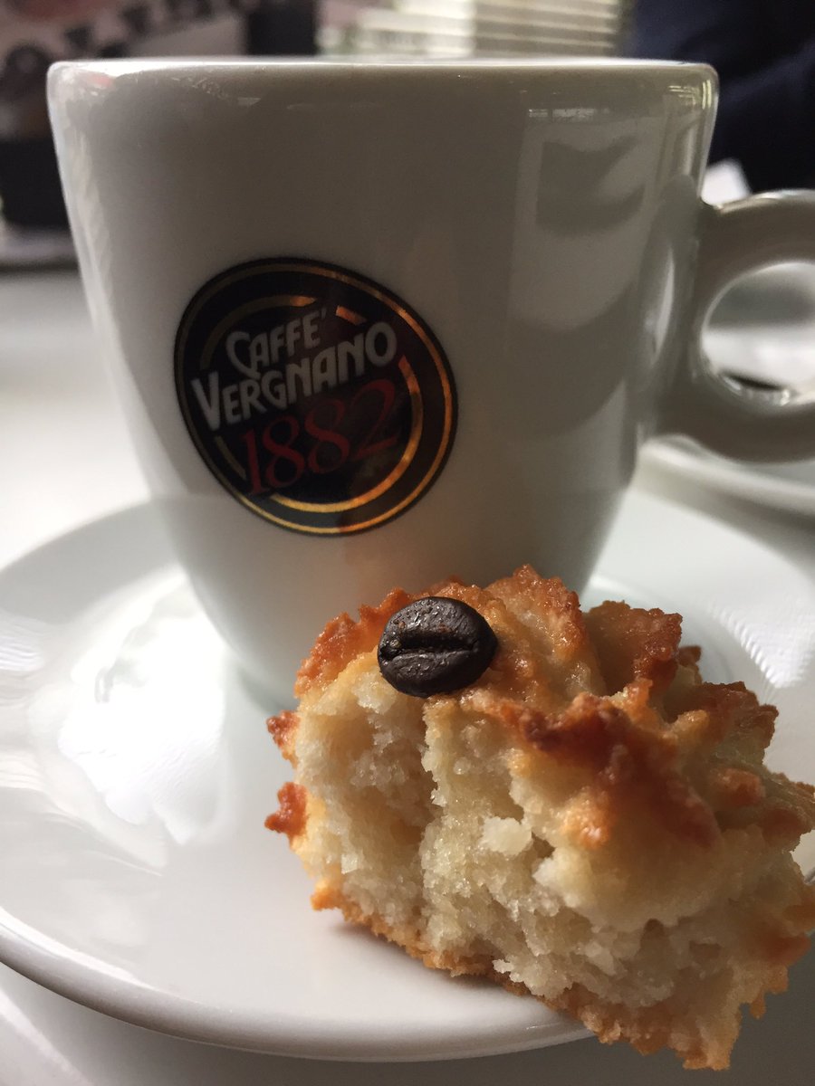 StreusaPam's tweet photo. La colazione è il pasto più importante della giornata, dicono gli esperti. E chi sono io per disattendere un così accorato appello? Buon risveglio.

#colazione #caffe #caffevergnano #pastadimandorle #tradizioni #madeinitaly #buongiorno #salento #lastreusa #picoftheday #coffee https://t.co/IxqTN60byx
