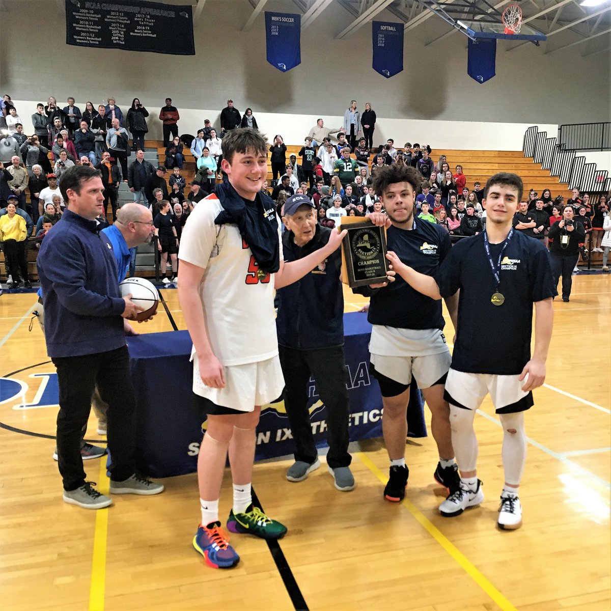 HVSportsReport's tweet photo. STORY by @SeanMcGee3: Chester's dream of unbeaten season, sectional title dashed by Marlboro.  @HamboBasketball @HAMBONATIONWHQ @marlborosd @Marlboro_Mayhem  @AGrzechowski
https://t.co/elh7Ko14HC https://t.co/mRF4lTkIjo