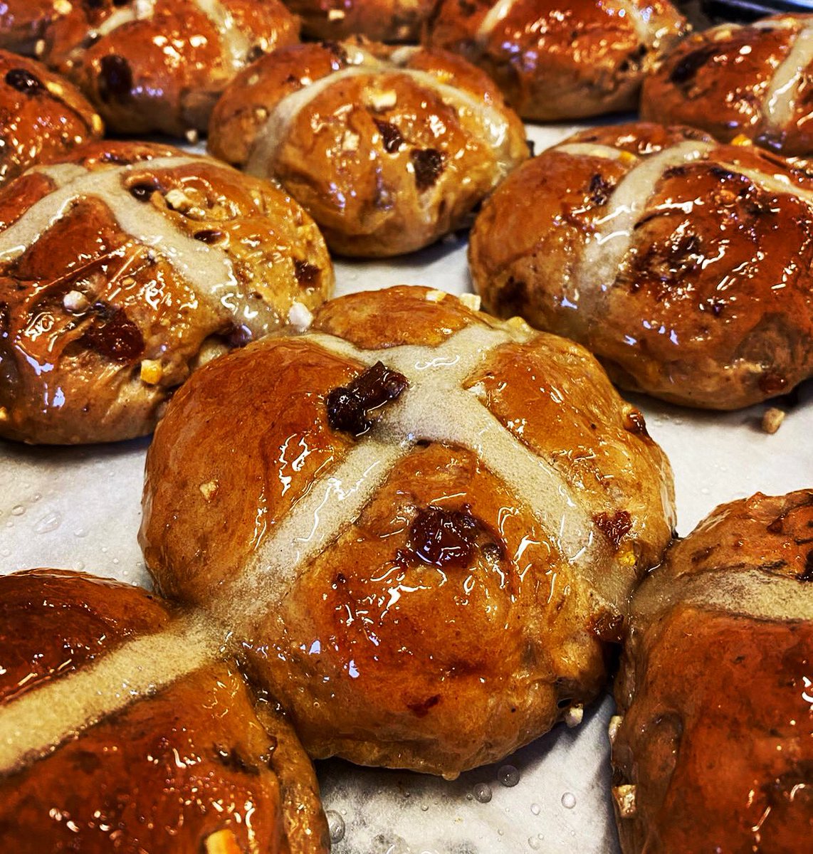 BlakesFood's tweet photo. Shiny bunz. There are 28, GO! #hotcrossbuns #blakesbread #realbread #easter https://t.co/eT5DFDbIKm