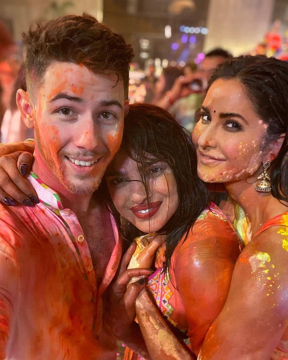 filmfare's tweet photo. And that’s what selfie goals are all about! #KatrinaKaif, #PriyankaChopra and #NickJonas clicked together. https://t.co/KBGsUUe1cw