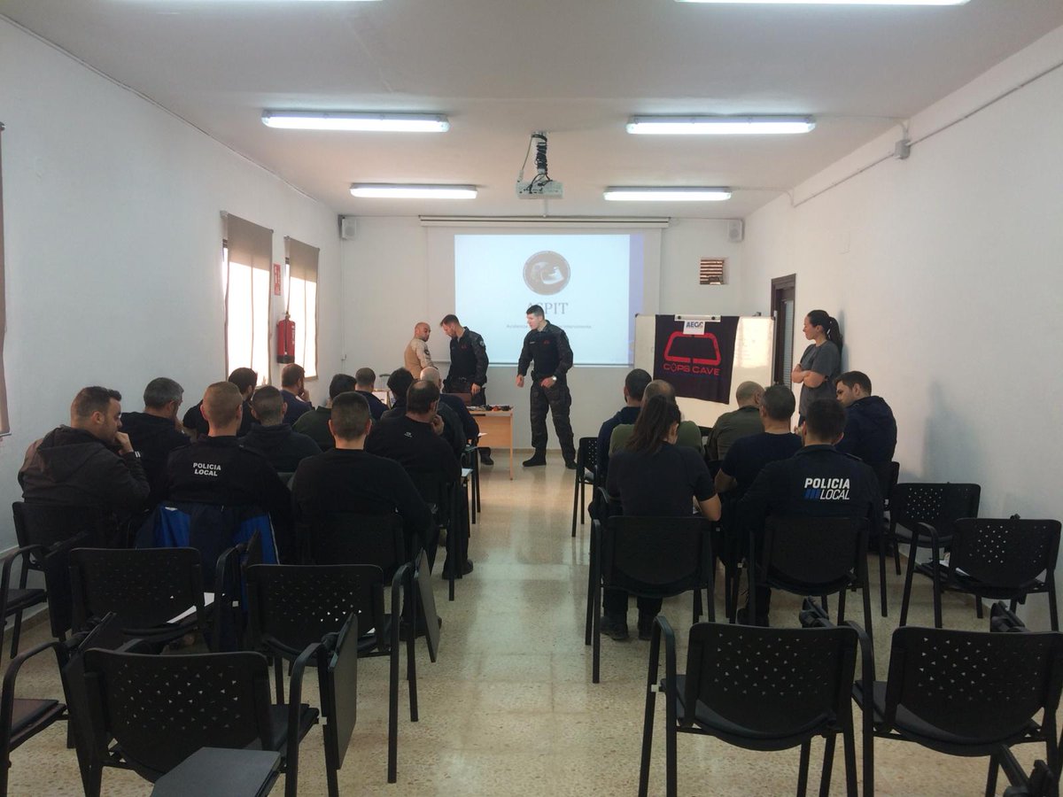 AEGCFormacion's tweet photo. 😀Volvemos a colgar el cartel de completo en el curso #ASPIT organizado por @AEGCBaleares e impartido por los compañeros de @COPSCAVE en #Ibiza
👉En #AEGC estamos comprometidos con tu formación y tu seguridad https://t.co/tWk4RaBcVR