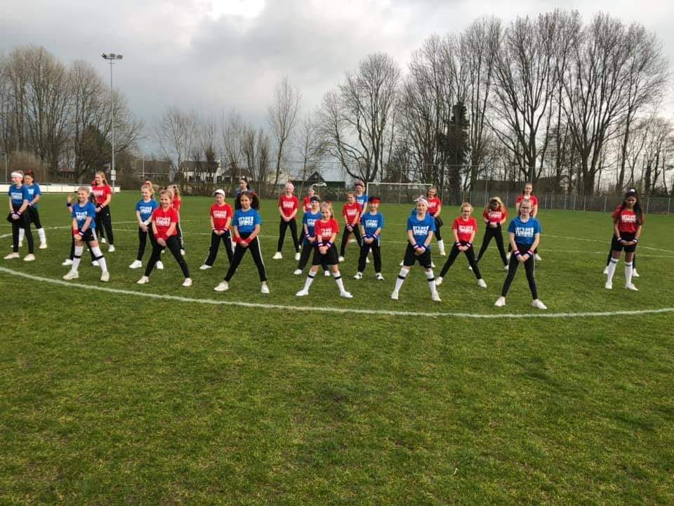 catherinebdv's tweet photo. #LetsGoTurbo videoclip komt in een paar dagen! #dans voor #Koningsspelen lied
Met zoon gisteren @123_ZING voor
opnames . Met drone en camera.
https://t.co/VodtU56xby is bekend van kinderboekenweeklied. Check ook de muziekmethode voor gr. 1-8 #basisonderwijs https://t.co/jSwyPzqLAa