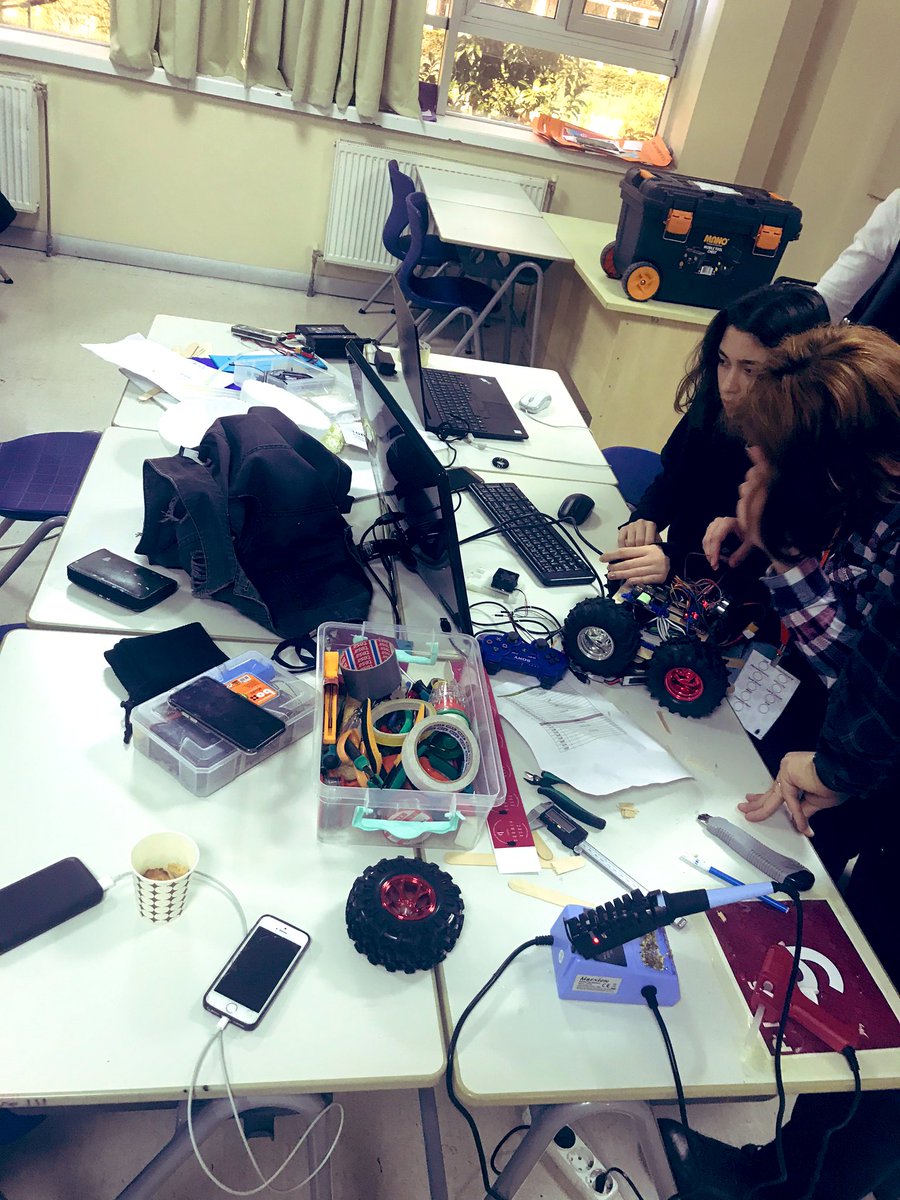 dilaravardar26's tweet photo. Piwars 2020 ikinci gününde takımlar görev başında... organizasyon öğrencilerde, hakem ve juriler öğrenciler, katılımcılar öğrenciler... bize düşen bu fırsatları sağlamak, ilham olmak, mentorluk etmek bir de gurur duymak @HisarCS @syartys #piwarstr @Raspberry_Pi @PiWarsRobotics https://t.co/1Bno8CkM6I