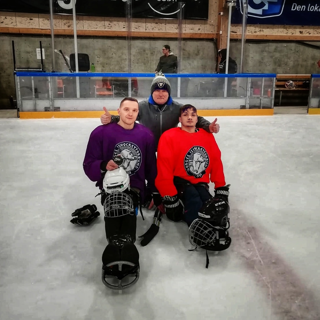 paraledushokejs's tweet image. Foto no treniņa pauzes 🇳🇴

instagram.com/p/B9bPcWqHB56/…

P.S. Vai jau seko #ParaLedusHokejs instagram?
Latvijas #ParaIceHockey ikdiena un ceļš uz lieliem mērķiem fotomirkļos un īsos video, ik nedēļu tur!