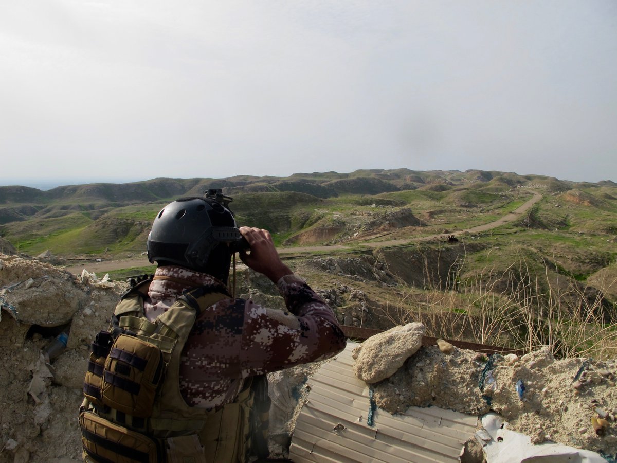 shellykittleson's tweet photo. Reporting yesterday from #Iraq's #Hamreen mountains, on the border between the #Salah al-Din and #Kirkuk governorates. I was told by local security forces that this road is believed to still be heavily mined. https://t.co/ot48zitUCM