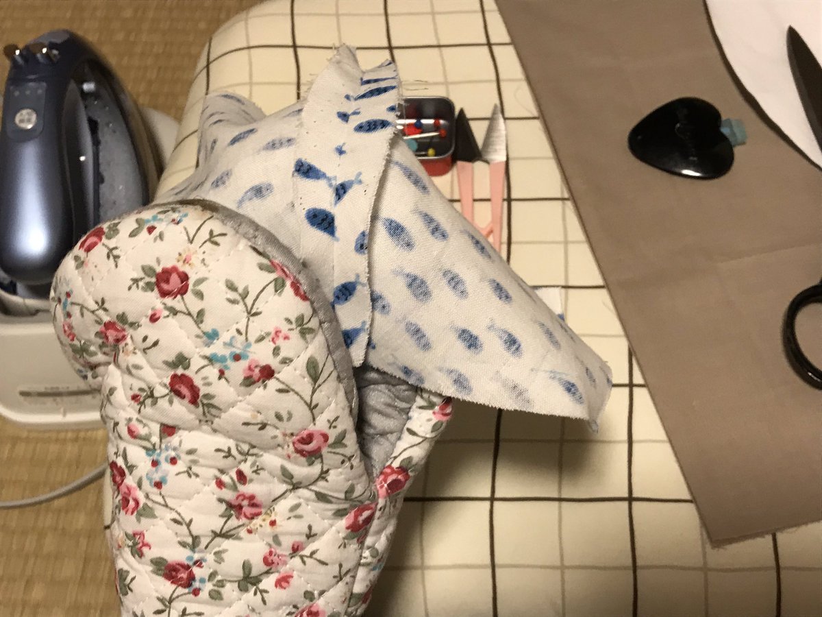 みわゎん 洋裁の必需品はミシンとアイロン ミシン借りたけど やってみると おまんじゅうも要るなあ と不便に感じて セリアで買って使ってたオーブンミトンを洗濯してアイロン台にバッチリ でした マスクの鼻のところのカーブの縫い目を割って