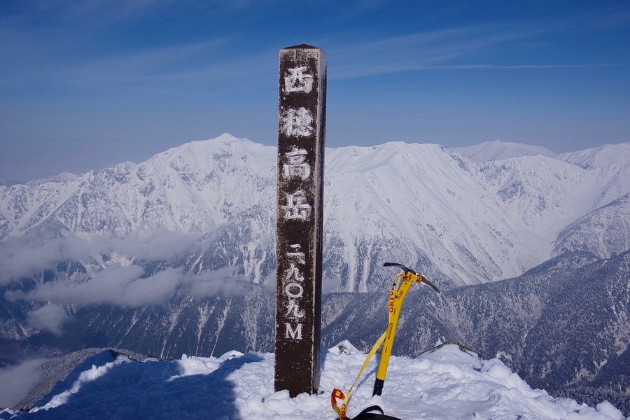 ok_makoto's tweet photo. 西穂高岳主峰《標高:2,909m》からの大パノラマ。
今まで自分が経験した冬山の中で、最も緊張感のある登山だっとことは間違いない。最高のコンディションに感謝。 https://t.co/4BXlMIGbVO