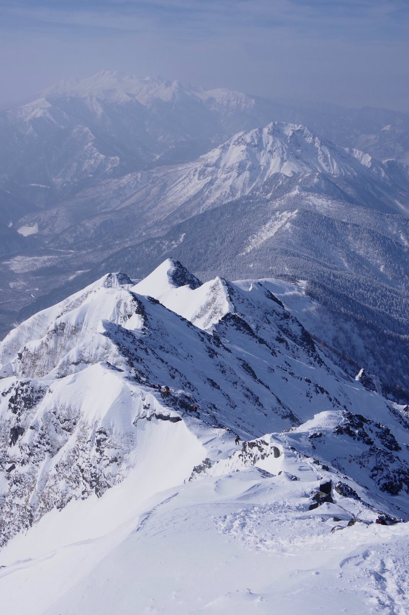 ok_makoto's tweet photo. 西穂高岳主峰《標高:2,909m》からの大パノラマ。
今まで自分が経験した冬山の中で、最も緊張感のある登山だっとことは間違いない。最高のコンディションに感謝。 https://t.co/4BXlMIGbVO