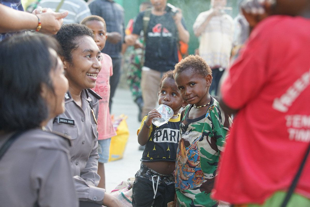 YusufMa29158276's tweet photo. Indah senyuman mereka 
#DamaiTanahPapua https://t.co/sN1o1CntMy