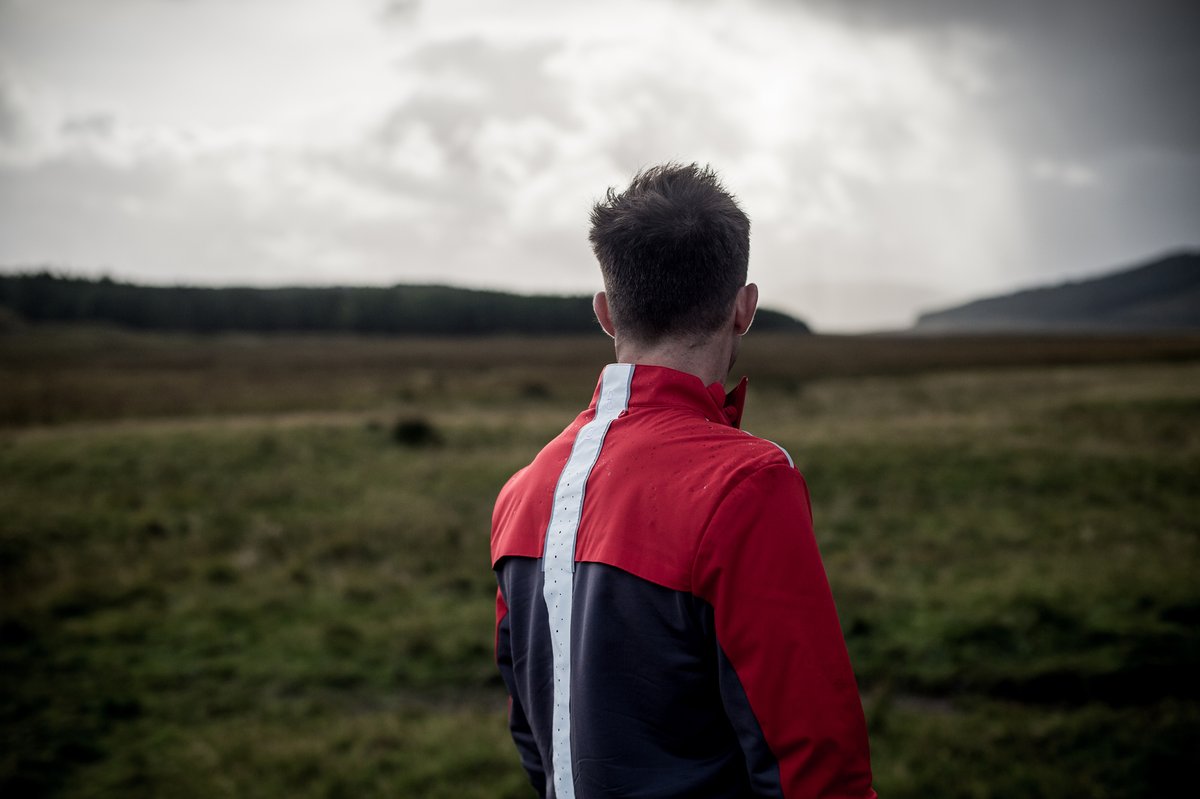 Go from harsh Winter to rainy Spring in just one Jacket. The water-proof exterior acts as the the ultimate all-weather barrier while the Merino rear panel adapts to change in body temperature for maximum comfort. All you have to do is run.