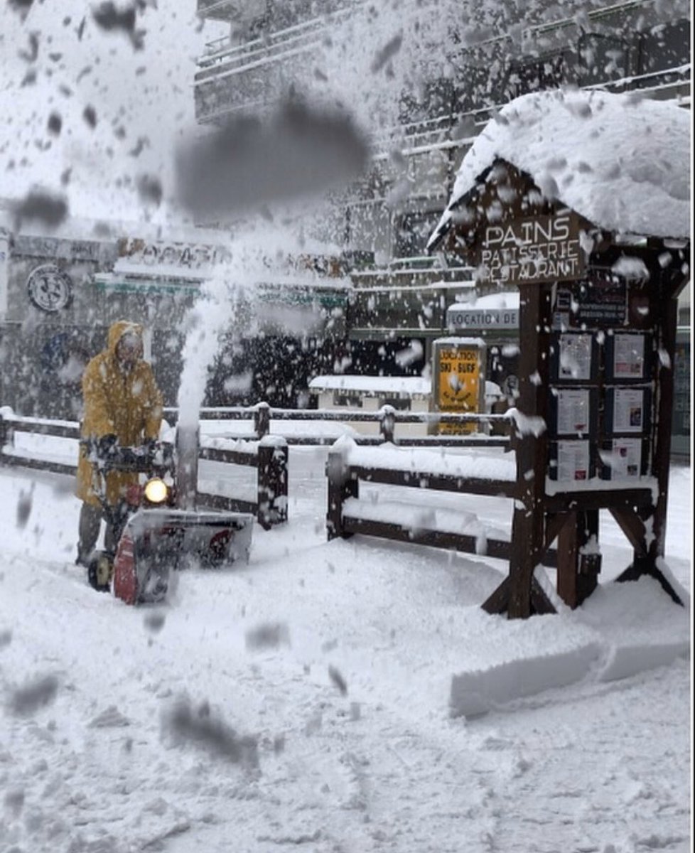 A 📷 @lapierrestmartin ou à #gourette 📷 @maisoncasaux de bons cumuls aussi ! ❄️ #pyreneesatlantiques #pyrenees