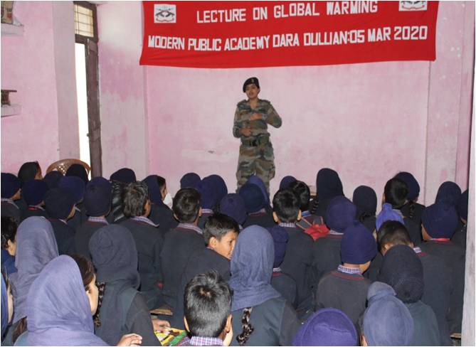 Whiteknight_IA's tweet photo. In view of threats &amp; dangers posed by #GlobalWarming, #IndianArmy org an awareness lecture  at Modern Public Academy, Dara Dullian, #Poonch, highlighted aspects of understanding greenhouse effects &amp; mitigating the issues. #ArmyForEnvironment @adgpi https://t.co/3TUbTFkJF9