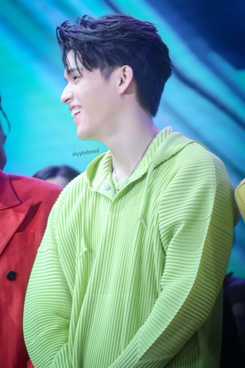 bee_nidarat_'s tweet photo. 20.02.19 Sky Wongravee - Line Tv Award 2020 @ Royal Paragon Hall
#LINETVAWARDS2020 
#LINENEXPLOSION2020
#skywongravee #mycloudy #skyybeloved #สกายวงศ์รวี #ก้อนเมฆของสกาย #bbillkin https://t.co/jpX7t55hSf