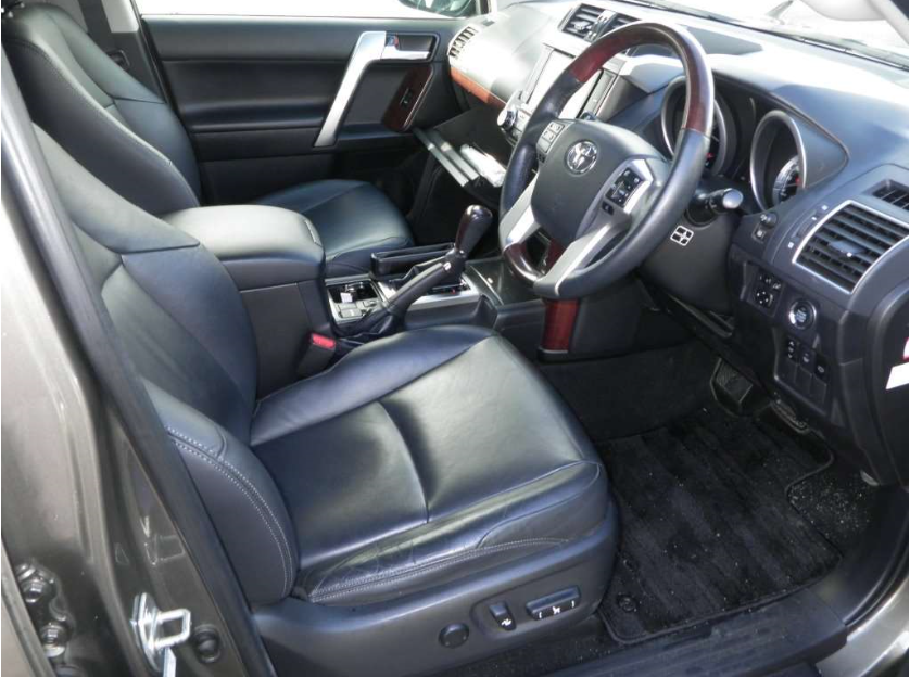 Wilber_cars's tweet photo. Toyota Landcruiser Prado Brown color 2015 model
fully loaded
Dark leather interior
Sunroof
Smart key entry
4WD, Automatic transmission
KES 5,600,000/=
CALL OR WHATSAPP 0726140870
@NyanzaTraffic @KenyaCarBazaar @road_driving @RoadAlertsKE #TopwheelsKE @RealOwinoPaul #KOTwave https://t.co/LZ5LGNMU7v
