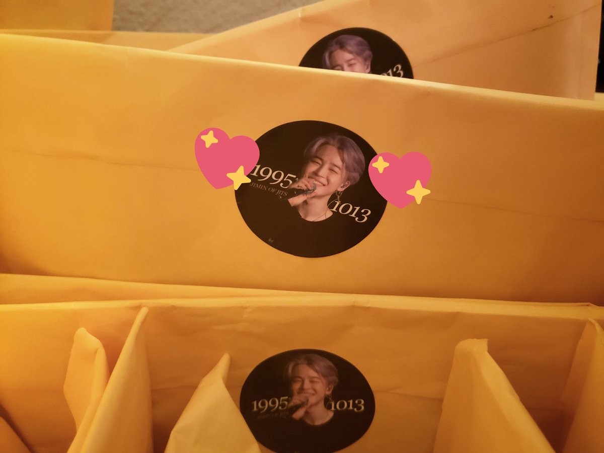 BANGTANSLOGANS's tweet photo. jimin approved and ready to go! ๐ฆโค
these packages have been sealed and weighed. they consist of combined orders that have ALL of their items here! ill start sending domestic tomorrow when i wake up ๐ฅณ #BTSGANUP https://t.co/40Q5du5cfp