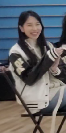 misayeon's tweet photo. Mina is on vlive for the first time in a year and she's talking and smiling and laughing along with the other members just like before. I'm 😭😭💚 https://t.co/1Jy4gDteA6