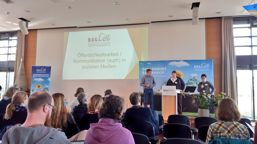 maren_ziegler's tweet photo. Tafel und Kreide war gestern. Social Media ist auch am Lernort Bauernhof angekommen.
@baglob_ev #BAGLoB https://t.co/ro9vQc6PY7