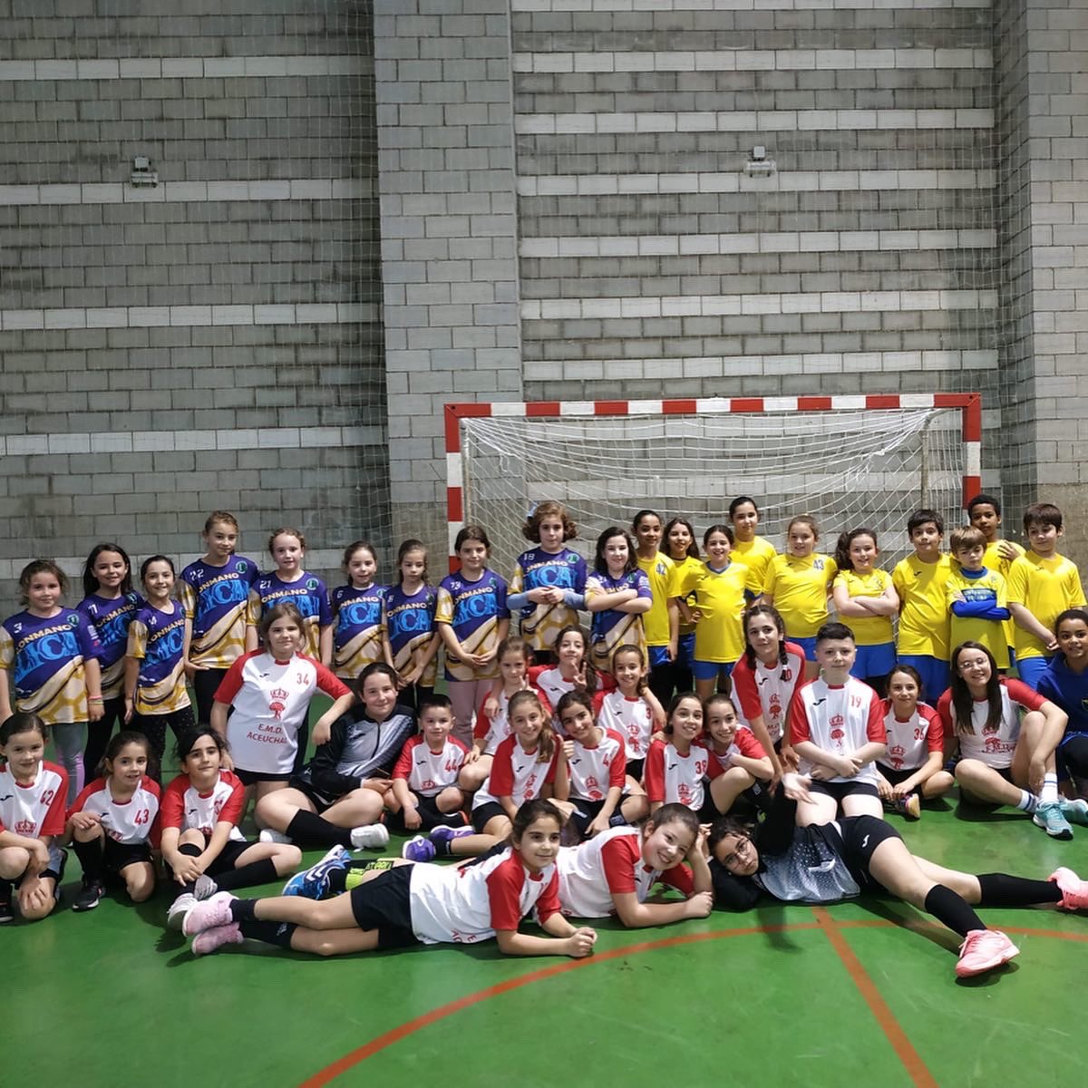 LA_UBP's tweet photo. Que gran tarde de #MiniBalonmano pasamos ayer en el Antonio Dominguez en una jornada más de la #LigaPacense donde los peques se lo pasaron en grande, también en la tarde de ayer disputaron liga en Merida el infantil y el cadete donde los 2 equipos perdieron
#UBP_PiensaEnVerde 💚 https://t.co/JTyEB5wsXS