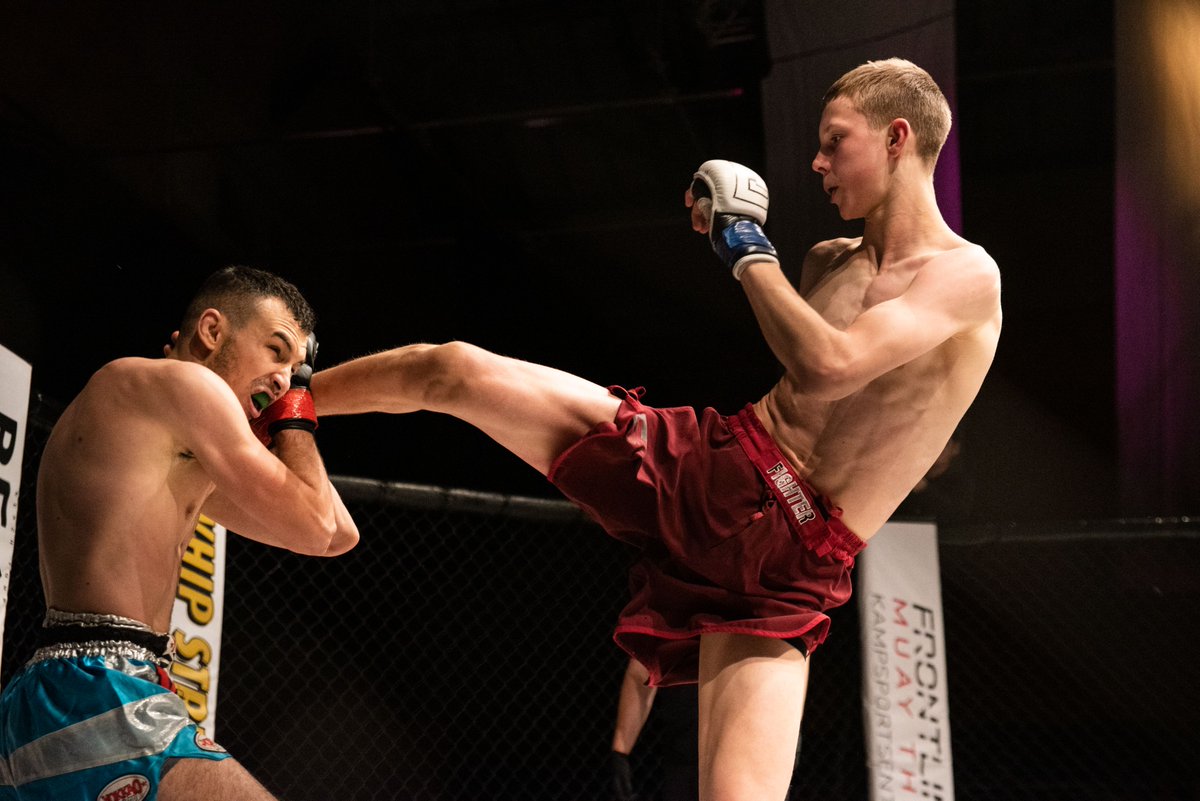 NettavisenSport's tweet image. Tidligere Viking- og Fulham-spiss Erik Nevland forteller at det ble noen diskusjoner i heimen da sønnen Jesper (17) kom hjem og sa at han skulle gå MMA-kamp. I kveld går han sin andre: nettavisen.no/sport/jesper-%…