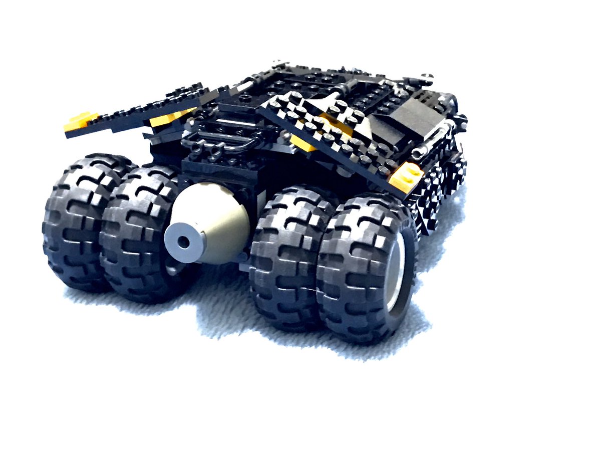 「休日の遊び。LEGOでバットモービル作った。手持ちの黒いパーツをほぼ使い切ったw」|太田垣康男のイラスト