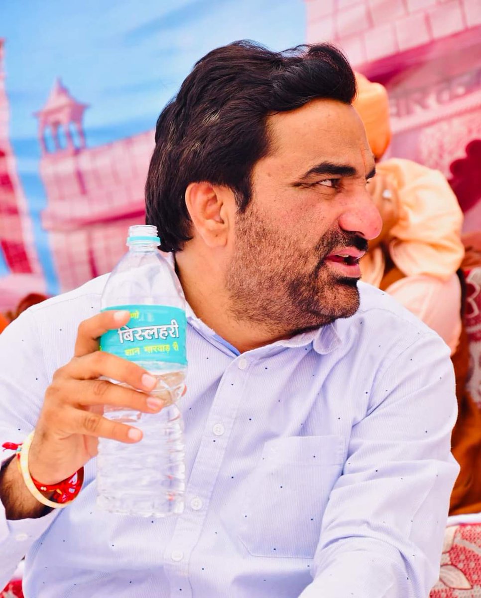 laxmanburdak9's tweet photo. नागौर सांसद @HanumanBeniwal जी ने लोकसभा में गांधी परिवार की कोरोना वायरस की जांच कराने को लेकर  जो संसद में मंचासीन अध्यक्ष पर कागज फाड़कर उछाले वो बहुत ही निंदनीय है, जिस दिन @RLPINDIAorg के यौद्धा मैदान में उतर गए तो तुम देश छोड़कर भाग जाओगे
#WeSupportHanumanBeniwal https://t.co/QNjVeEuUqL