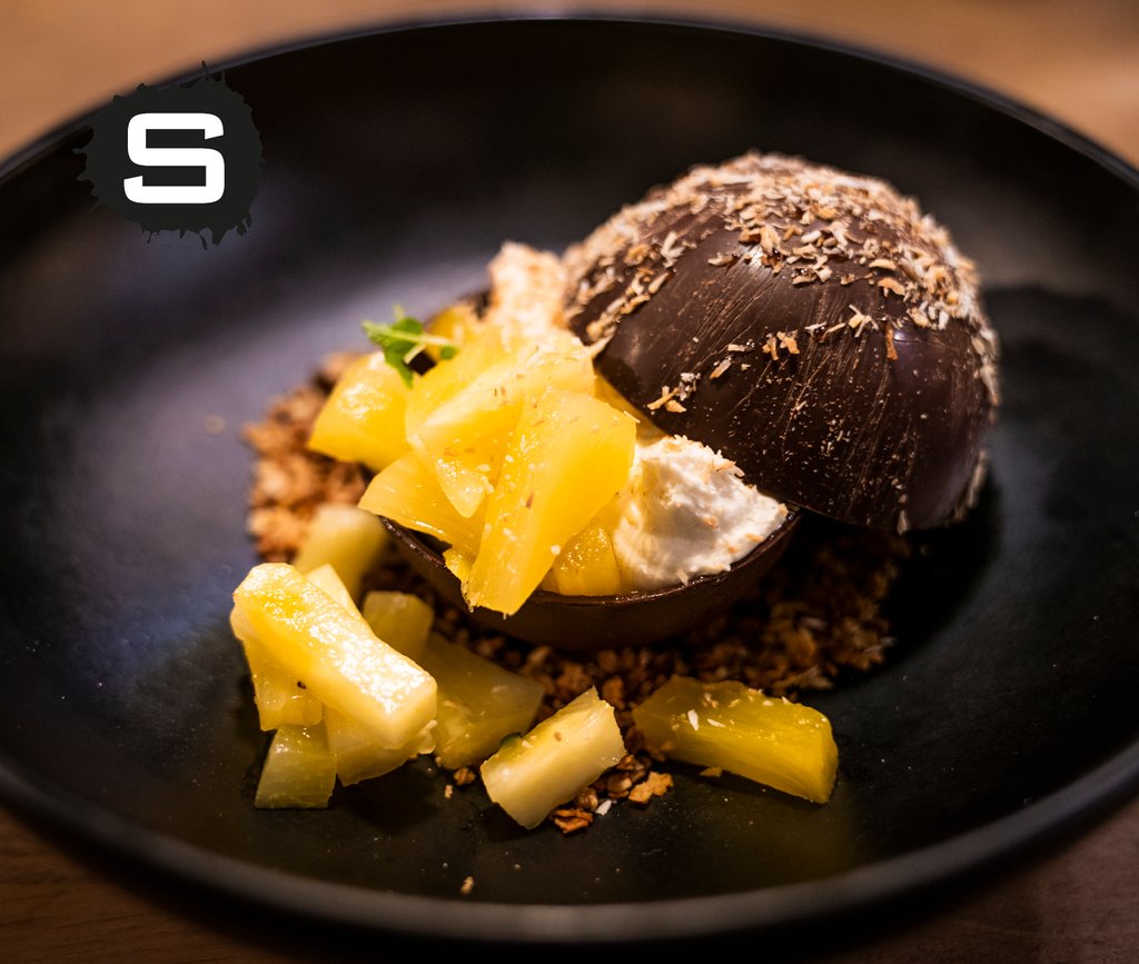 Handen omhoog als je ook niet kan wachten op die lange Texelse zomerdagen die komen gaan! 🙌 Voor nu doen we het hier met een tropische chocoladekokosnoot. Eén hapje en je proeft de zomer al. Hmm.... 🌴