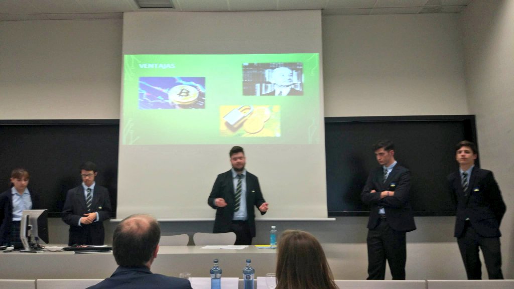colegioMTeresa's tweet photo. Nuestros alumnos de Bachillerato del programa @ExcellenceUnav en la defensa de sus trabajos de investigación en la @unav. ¡Hay 21 colegios y 409 alumnos!
#programaexcellence
#alcobendas #micolemola #AúpaMaríaTeresa #rededucativarenales #redarenales #colegiomariateresa https://t.co/67FeGC3Izd
