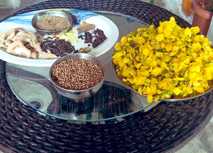 KiddyVijay's tweet photo. #HerbalTea powders and #Herbal Dal powders getting ready at my #GrannysKitchen. 
#healthylifestyle 
#countrylife ##Villagelife.
.
.

@RujutaDiwekar https://t.co/MxljVo78GG