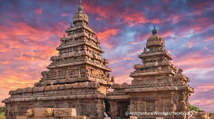 8c  #ShoreTemple, built on the shore of  #BayofBengal,  #Mahabalipuram,  #TN.The temple was built by Narasimhavarman II of  #Pallava dynasty. This temple is the earliest structural stone temple in South built out of rockcut stones with strong foundation of hard granite blocks 1/2