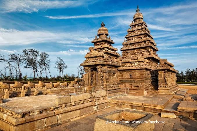 8c  #ShoreTemple, built on the shore of  #BayofBengal,  #Mahabalipuram,  #TN.The temple was built by Narasimhavarman II of  #Pallava dynasty. This temple is the earliest structural stone temple in South built out of rockcut stones with strong foundation of hard granite blocks 1/2