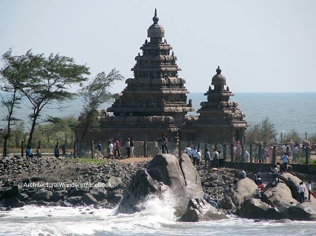 8c  #ShoreTemple, built on the shore of  #BayofBengal,  #Mahabalipuram,  #TN.The temple was built by Narasimhavarman II of  #Pallava dynasty. This temple is the earliest structural stone temple in South built out of rockcut stones with strong foundation of hard granite blocks 1/2