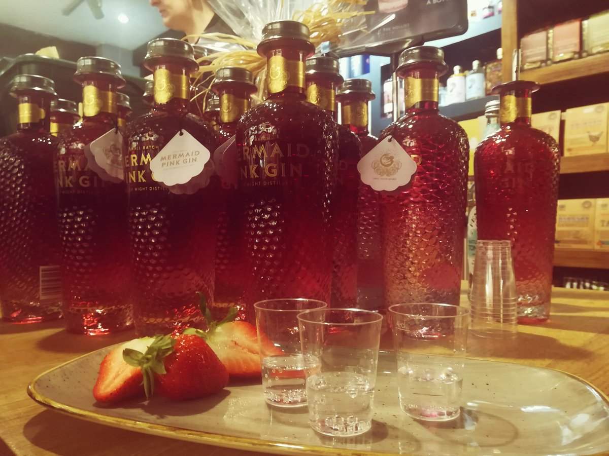 GIN OF THE MONTH 

🍓🍸💗🍓🍸💗🍓🍸💗🍓🍸

🧜‍♀️ MERMAID PINK GIN 🧜‍♀️
a light delicate balanced Gin, infused with sustainably sourced botanicals and locally sourced island strawberries - Tasting today