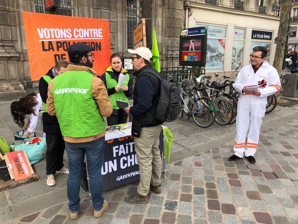 🔴VOTONS CONTRE LA POLLUTION DE L'AIR !
Présents avec <a href="/LaRueEstANous75/">La Rue Est À Nous !</a> place de l'Hôtel de Ville pour informer sur les engagements des candidat.e.s aux #MunicipalesParis ! 
#OnVeutRespirer 

Signez et partagez la pétition 👉🏼 lemouvement.ong/larueestanous/